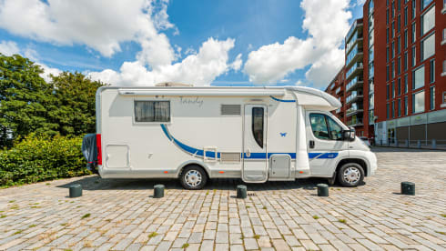 McJaCe – richly equipped 2 person camper with separate shower and toilet