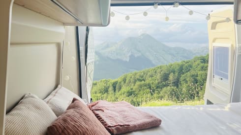De Buitenkans – Sunlight Cliff 600RT(2022) -2/4 p- Handy and comfortable bus camper