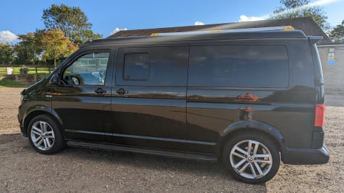 Black Beauty – 4 berth 4WD Automatic VW Transporter