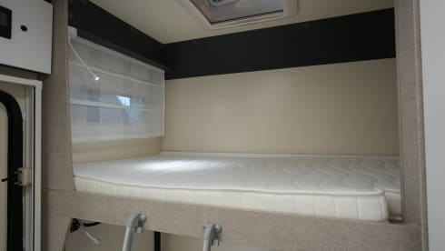  Ford Glamys 322 (Model 2025) for 6 persons