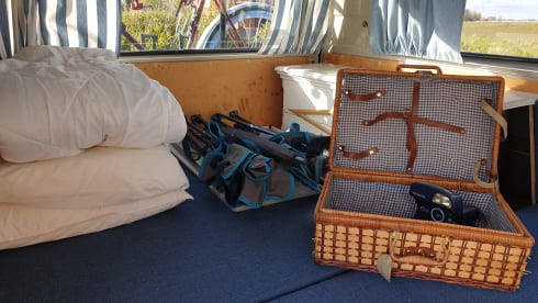 Mr. Blue Sky  – Retro VW T3 bus camper