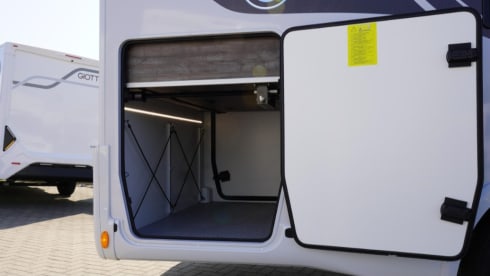 Cocoon 444 – 5p Ford semi-integrated uit 2025