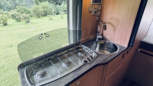 Comfortabel op avontuur als gezin van 4 of met z’n tweeën – 4P bus camper Fiat Ducato - Knaus Boxstar (transverse bed 2P + lifting bed 2P)