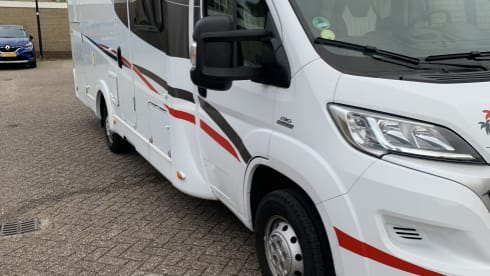 Beautiful 4 pers. 2015 semi-integrated, with complete inventory.