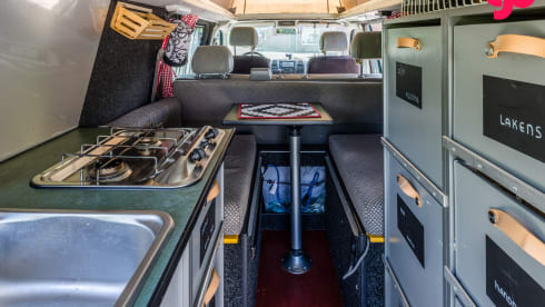 Menoenie – 4-person Volkswagen camper van
