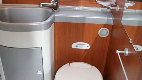 Super nice Mc Louis 4 person camper with various extras