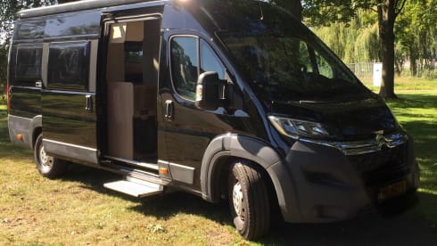 Black Beauty – 2p Citroën Pössl camper van from 2015