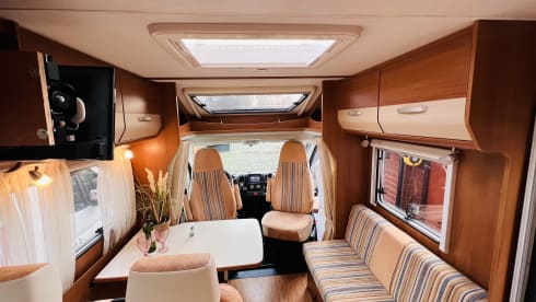 Making Memories! – Cozy fully furnished Hymer Carado 4 persons / Euro 5 motorbike