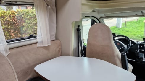 Very complete luxury mobile home ready for flexible travel.