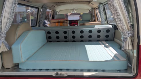 Betty – 5 seat / 4 berth Volkswagen T2 campervan from 1976