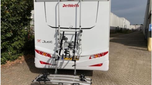 P-599-LP – Luxurious and comfortable Dethleffs 6812 Just 90 with single beds