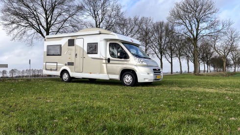 Luxury 4 pers. with fixed French bed and a pull-down bed
