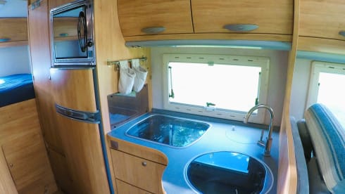 Gezellige en complete – 5-person Adria Mobil alcove > (electric) bicycles inside the garage