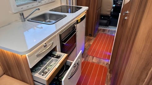Charlie  –  Charlie Luxurious and modern 5 berth Roller Team
