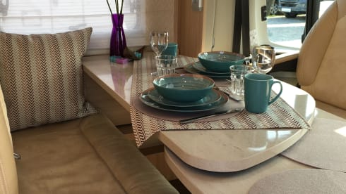 Chili – Burstner Ixeo 30J. Edition with hydr. Lifting supports, body climate and much more