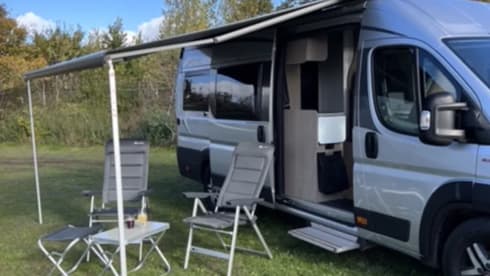 Zilver – Beautiful bus camper (Silver) with practical and complete layout