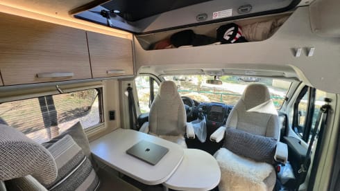 Freeda – Luxury off-grid Hymer (4p) roof tent