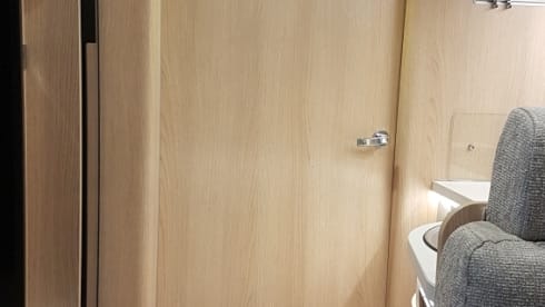 Hymer b680 2019, Mercedes Aut. 4 Pers, large garage, bicycle rack, awning
