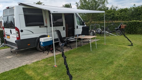 Compact and cozy 2-person Citroën Jumper Globecar bus from 2015