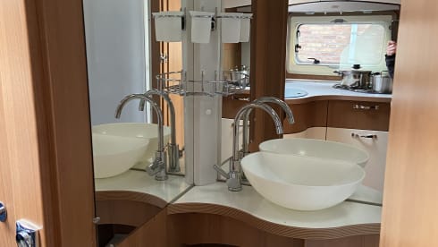 Very spacious LMC Camper with fully automatic hydraulics level system