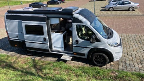 Tough 2022 Fiat Ducato with longitudinal beds, off-grid.