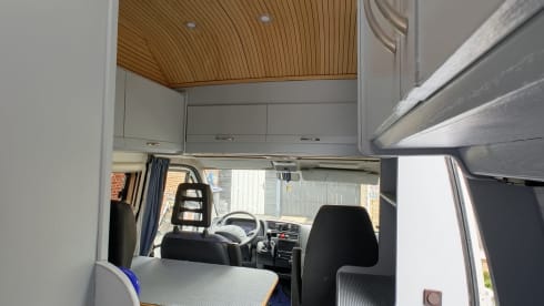 2p Peugeot bus from 2001