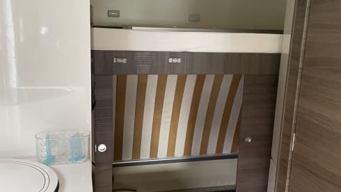 Beautiful, spacious and luxurious camper with awning and air conditioning for the whole family (6 pers