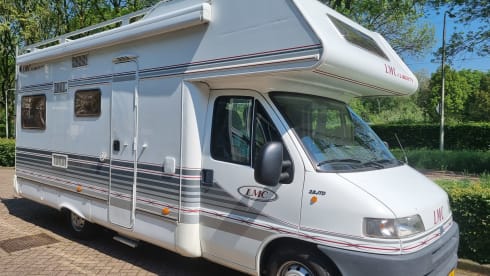 Cozy 4 person camper LMC Fiat Ducato alcove