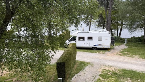 Paleisje99 – Camping-car Bürstner (2004) complet et puissant, avec 4 ceintures de sécurité et 3 couchettes.