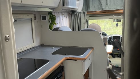 Ons huisje – Off-grid 5P alkoof Adria met Maxxfan