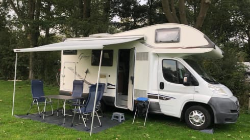 Louis, Camper to Go – Luxurious, spacious and comfortable Mc Louis Glamys 14, air conditioners, bunk beds