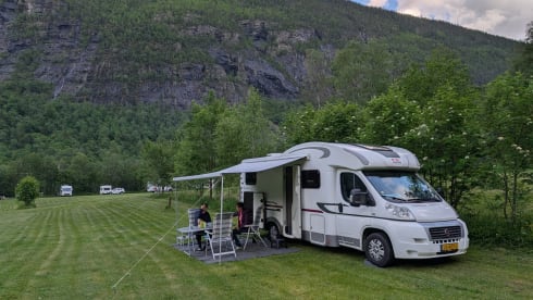 Hop in & go 🚐 | 2-6 person family camper | 2 fixed beds