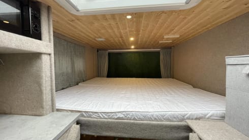 gemütlicher, netzunabhängiger Camper-Kastenwagen mit Terrasse