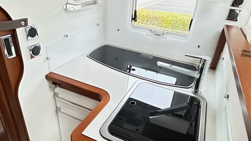 Volledig off-grid reizen met onze comfortabel uitgeruste 2p camper