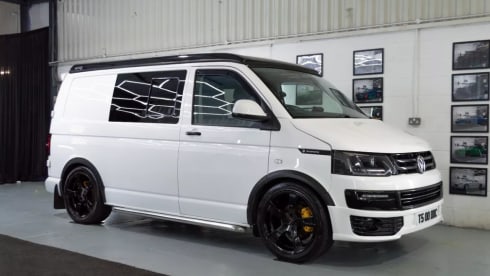 Great value cheapest on Goboony – Great looking Vw campervan 4 birth with awning 