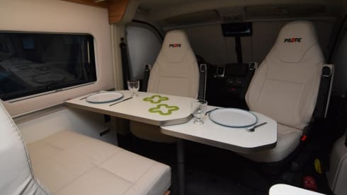 Black Beauty – Luxury Pilote bus camper for 2 persons