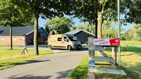 Camp en jo – 4p Peugeot bus uit 2025
