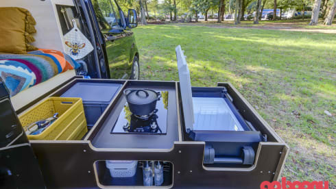 Ford Campervan met groot bed & uitschuifbare keuken 