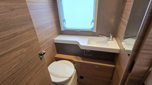 YN25 ASX – Weinsberg CaraSuite 700 ME 4 Berth