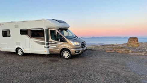 Maverick – Luxury 4 Berth Motorhome (2 lounges, 3 separate sleeping areas)