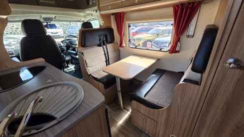 Peugeot semi-integratiecamper met 6 slaapplaatsen vanaf 2016
