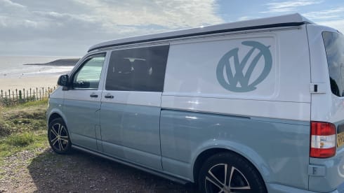 Remy – T5 VW (2010), White/Olive Green Pop-Top (LWB)