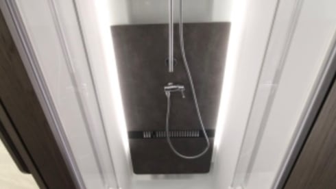 Compleet en zeer luxe uitgeruste 2 persoons (max 3) Adria Matrix Suprème 