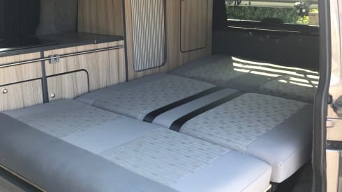 Teddy – Volkswagen 2011 Transporter T5 Camper Van
