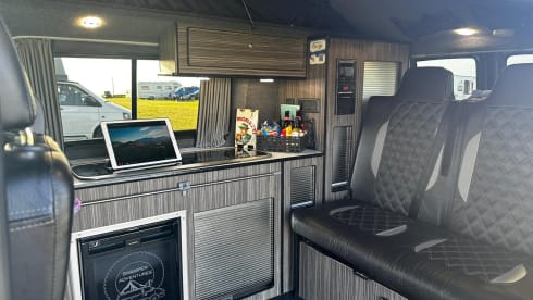 Swampy – Volkswagen Transporter T6 Campervan (4 Berth)