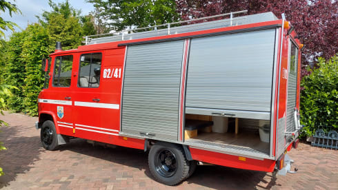 Harrie – Harrie - Fire brigade camper Mercedes 4-p
