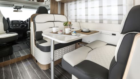 DELUXE 6 berth & 5 seatbelts – WiFi ✅, TV's ✅, Pets ✅, Awning, ✅ Bikes ✅ EU travel ✅