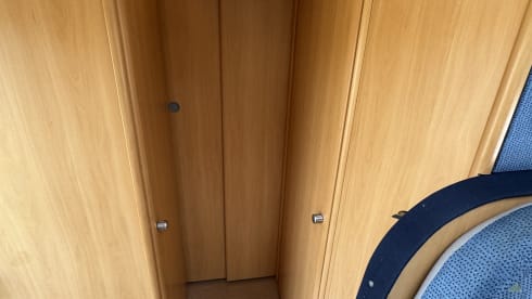 Bel camper semi-integrato Dethleffs per un massimo di 4 persone