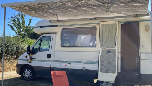 Tali – 4 berth Peugeot bus from 2006