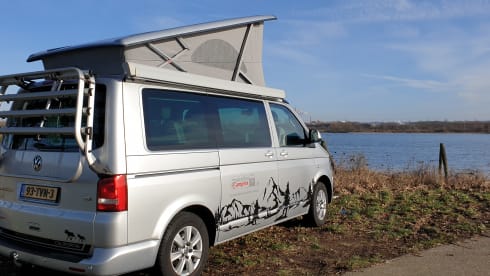 Zilver – Volkswagen T5 automatic California Bus camper with sleeping roof.